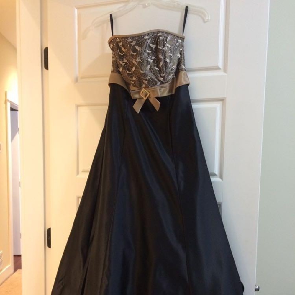 Prom dress black and gold details. Size US 5